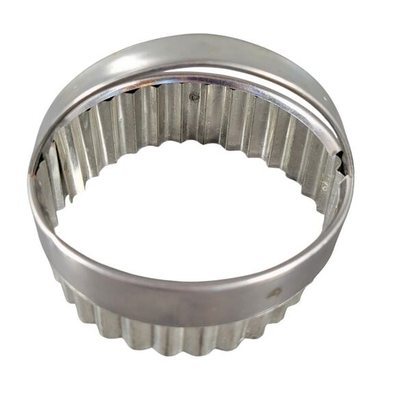 Vintage Metal Cookie Cutters with Handles Lot of 9 - Hearts, Stars, Animals - Picture 9 of 16